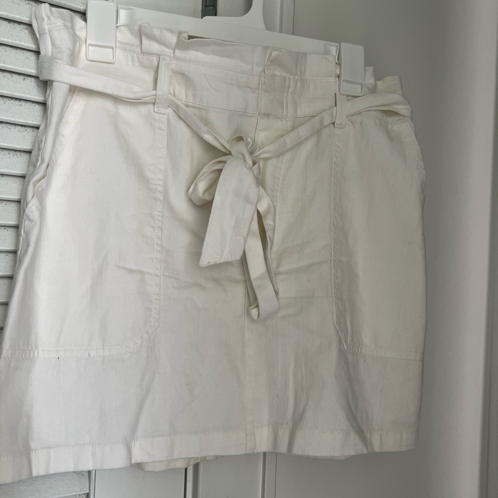 American Eagle paper bag waist skirt with tie closure. Size large.